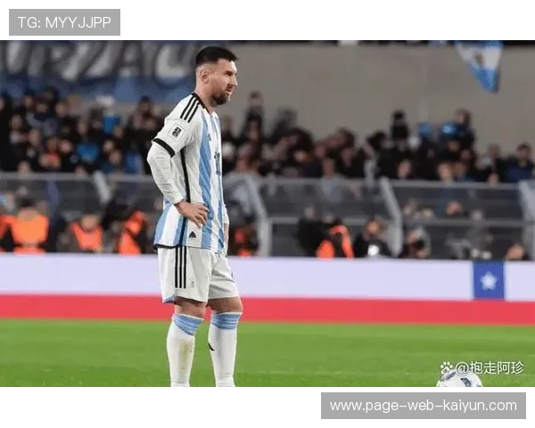 C罗在训练营教孩子如何罚点球，耐心成典范