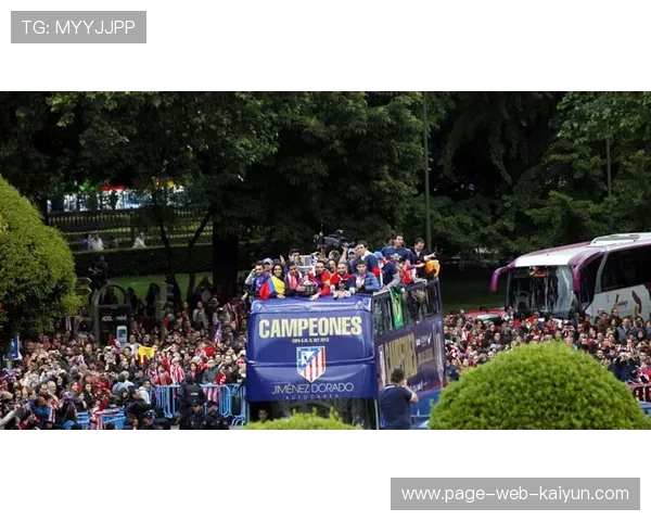 冠军球队巡游庆祝，球迷街头欢腾画面感人，球队夺冠怎么发朋友圈